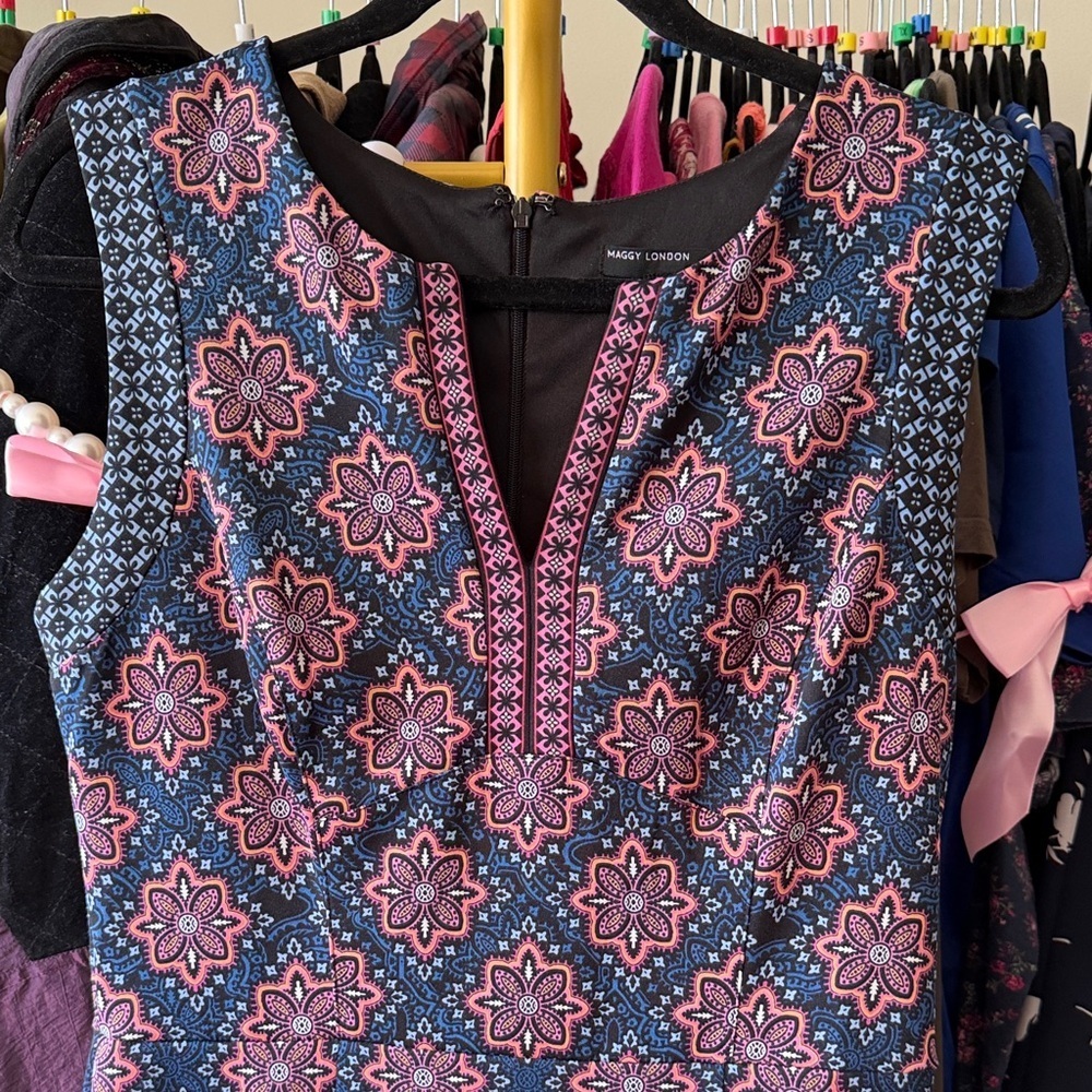 Maggy London Navy and Pink Patterned Kaleidoscope Dress size 6 - Picture 3 of 8